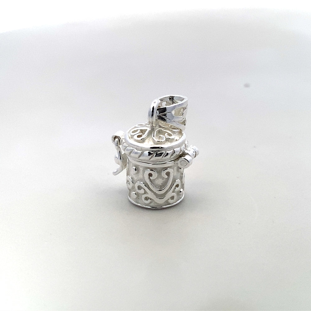 
                      
                        C5094 ROUND CREMATION PENDANT W EMBOSSED PATTERN
                      
                    